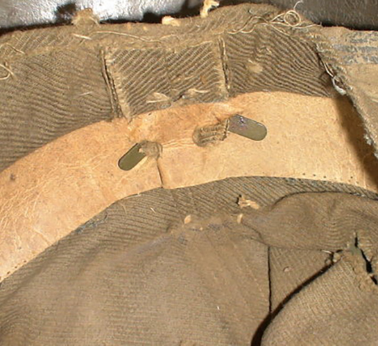 Maintien de la coiffe par un cerclage en carton.