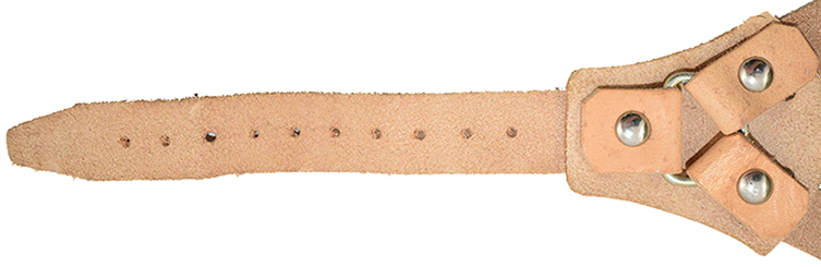 Fermeture par boucle à ardillon.