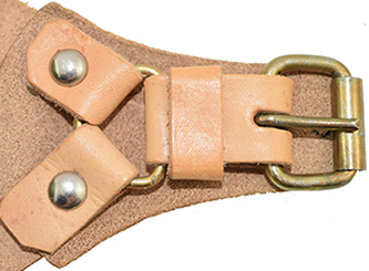 Fermeture par boucle à ardillon.