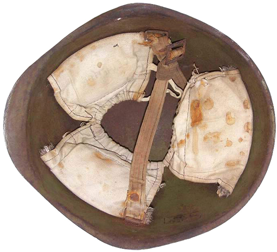 Coiffe en toile de couleur écru dans un exemplaire de production Octobre rouge en 1941. Coiffe en toile de couleur écru dans un exemplaire de production Octobre rouge en 1941.