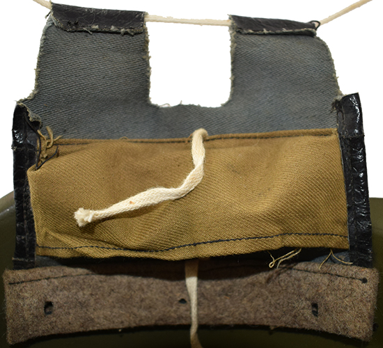 Revers patte de coiffe en toile épaisse de couleur grise. Revers patte de coiffe en toile épaisse de couleur grise.