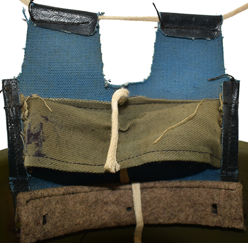 Autre patte de coiffe en toile bleue. Autre patte de coiffe en toile bleue.