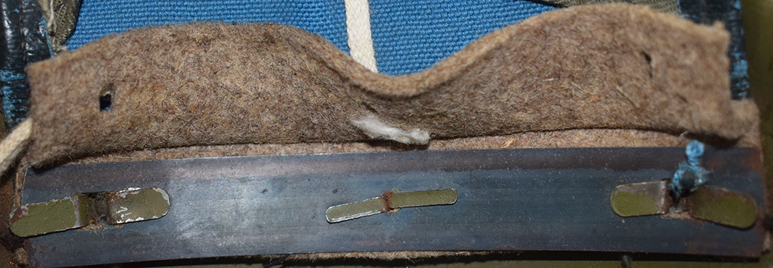 Plaquage par lame métallique bleuie, recouverte d'une protection en feutre. Plaquage par lame métallique bleuie, recouverte d'une protection en feutre.