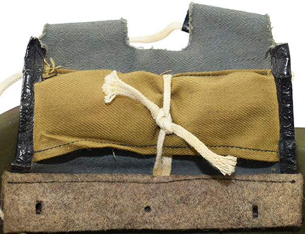 Maintien du rembourrage par laçage. Maintien du rembourrage par laçage.