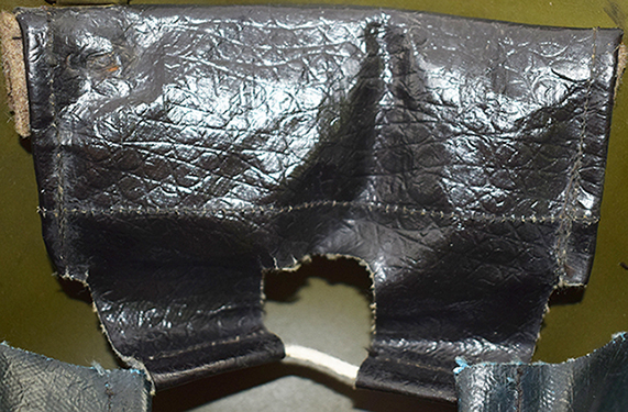 Surface des pattes de coiffe striée. Surface des pattes de coiffe striée.