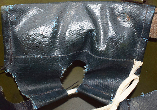 Surface des pattes de coiffe striée. Surface des pattes de coiffe striée.