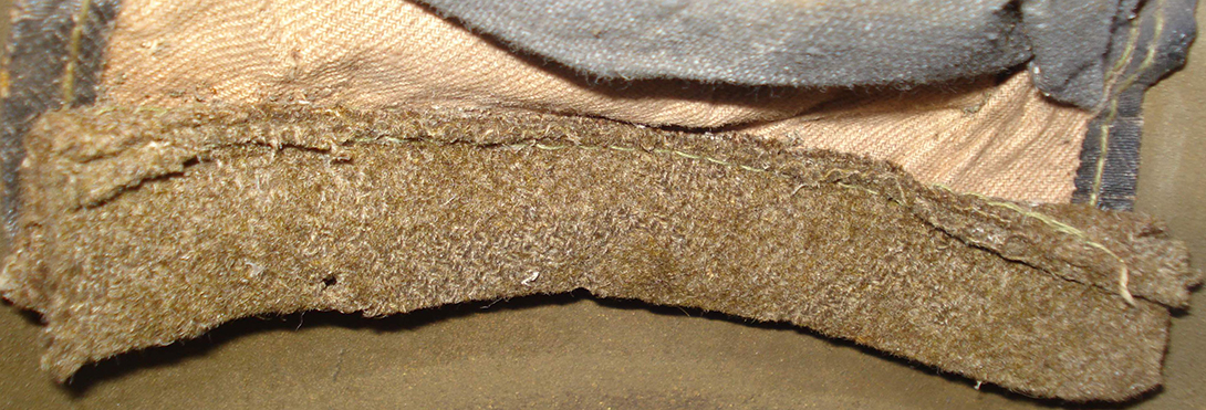 Protection de l'élément de coiffe à l'aide d'une bande de drap. Protection de l'élément de coiffe à l'aide d'une bande de drap.