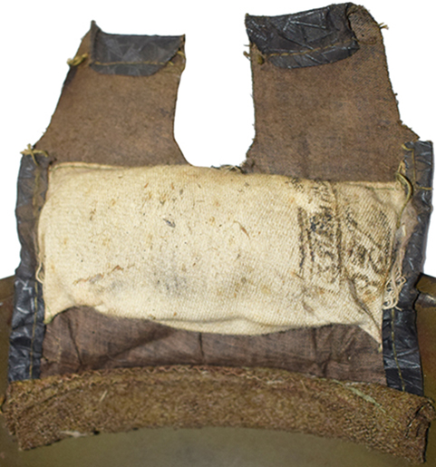 Revers patte de coiffe avec compartiment de rembourrage. Revers patte de coiffe avec compartiment de rembourrage.