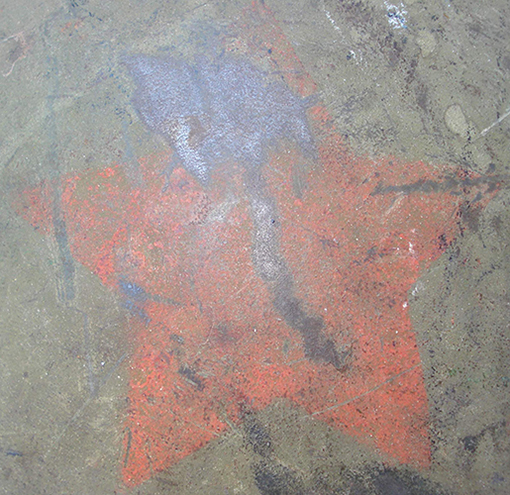 Etoile pleine peinte à l'avant. Etoile pleine peinte à l'avant.