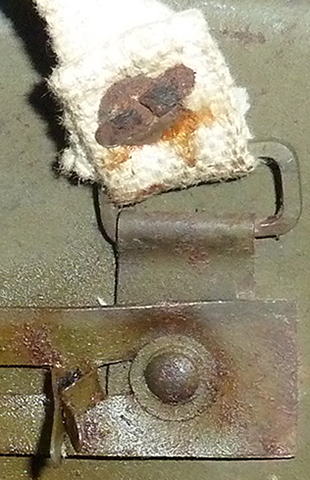 Passant de jugulaire. Passant de jugulaire.