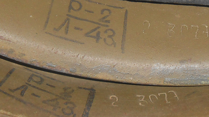 Numéro de lot identique sur deux casques fabriqués la même année. Numéro de lot identique sur deux casques fabriqués la même année.