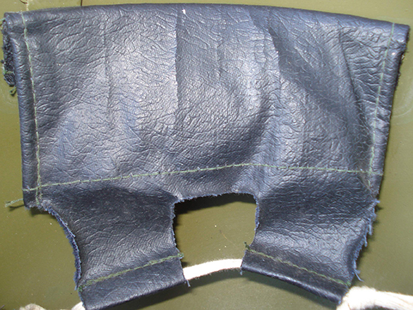 Coiffe d'un exemplaire fabriqué en 1958. Coiffe d'un exemplaire fabriqué en 1958.