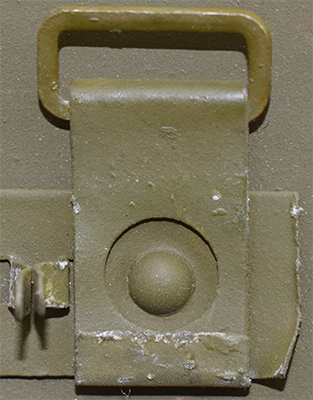 Passant de jugulaire, fabrication Octobre rouge. Passant de jugulaire, fabrication Octobre rouge.