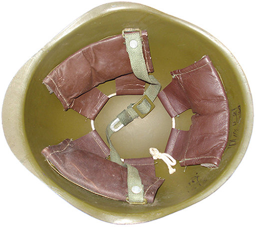 Coiffe de couleur brune dans un casque reconditionné en 1949. Coiffe de couleur brune dans un casque reconditionné en 1949.