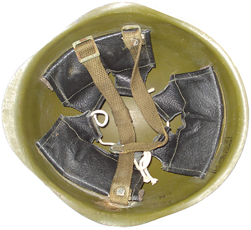 Eléments de coiffe neufs dans un casque reconditionné en 1950. Eléments de coiffe neufs dans un casque reconditionné en 1950.