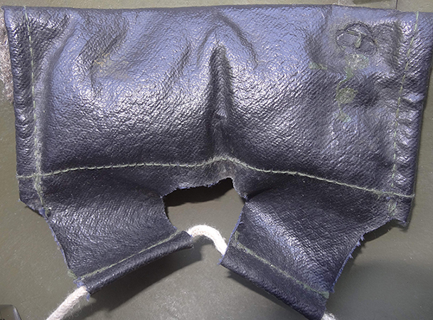 Eléments de coiffe neufs dans un casque reconditionné en 1950. Eléments de coiffe neufs dans un casque reconditionné en 1950.