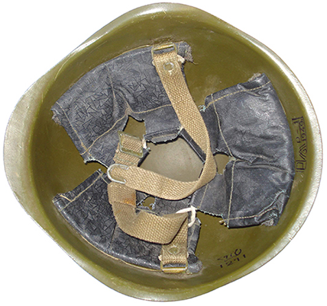 Eléments de coiffe différents dans un casque reconditionné en 1949. Eléments de coiffe différents dans un casque reconditionné en 1949.