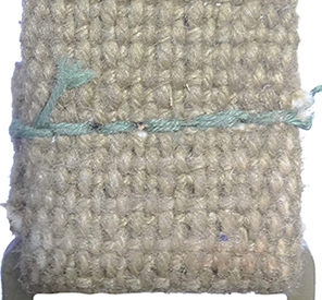 Maintien par un trait de couture. Maintien par un trait de couture.