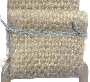 Maintien par un trait de couture. Maintien par un trait de couture.