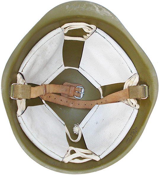 Coiffe en cuir blanc, exemplaire de 1966.