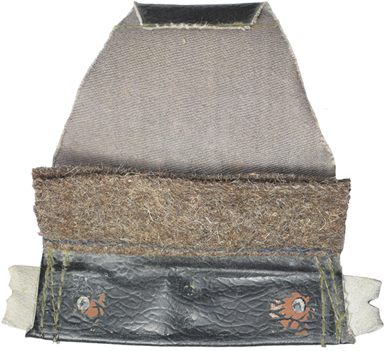 Passage du lacet de r&eacute;glage en profondeur. Patte de coiffe coup&eacute;e en pointe.