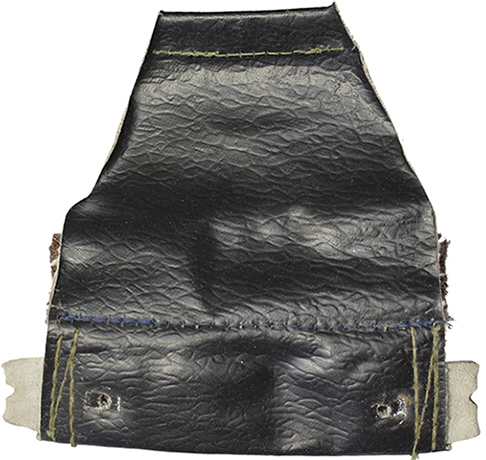 Patte de coiffe fabriqu&eacute;e en simili-cuir.