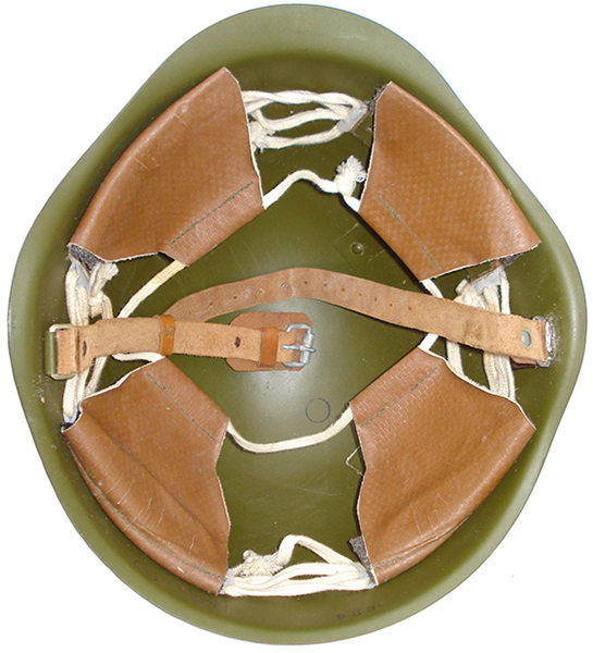 Coiffe de couleur brune, exemplaire de 1972.