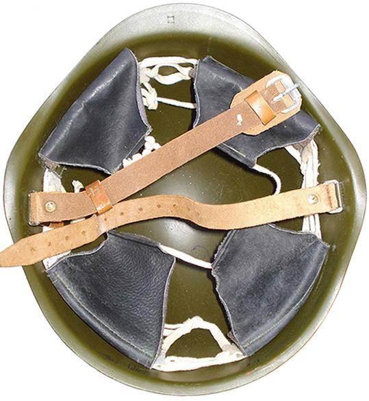 Coiffe de couleur noire, exemplaire de 1967.