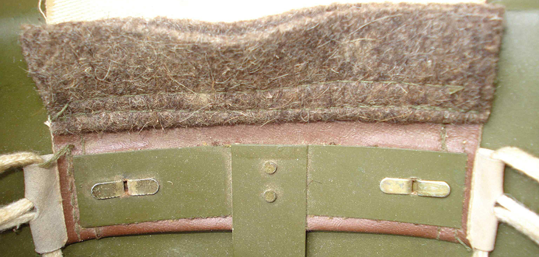 Détails maintien, doublure en feutre. Noter le pli de la patte de coiffe en simili-cuir. Détails maintien, doublure en feutre. Noter le pli de la patte de coiffe en simili-cuir.
