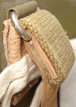 Revers en toile, boucle ronde.