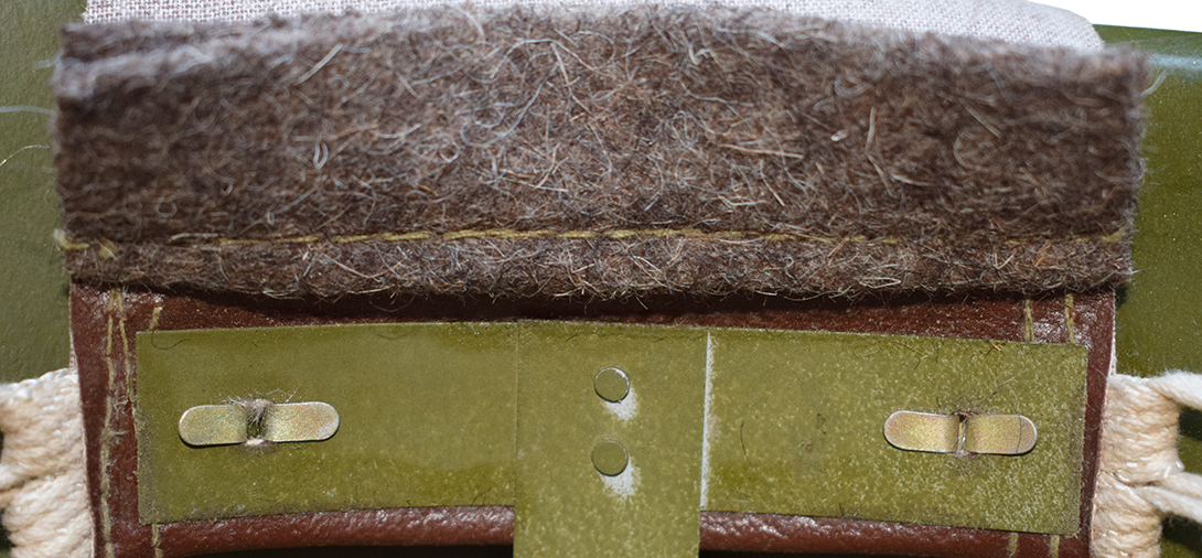 Détails maintien, doublure en feutre. Noter le pli de la patte de coiffe en simili-cuir. Détails maintien, doublure en feutre. Noter le pli de la patte de coiffe en simili-cuir.