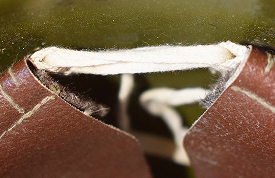 Jointure &eacute;l&eacute;ments de coiffe par la&ccedil;age.