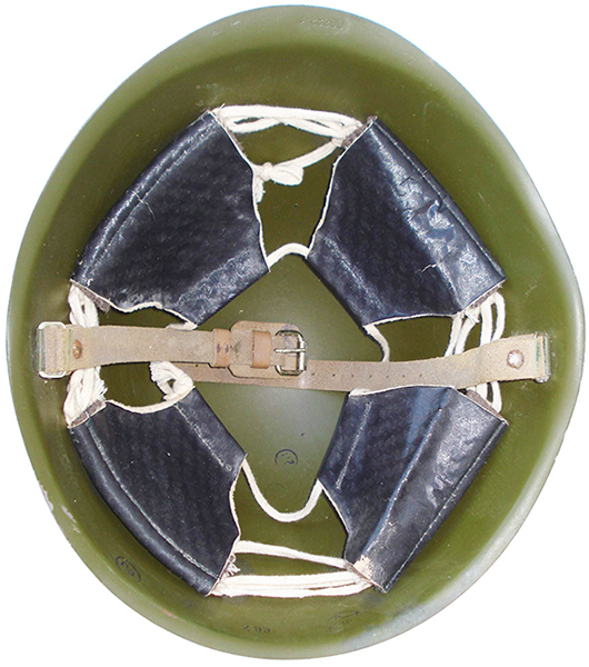 Coiffe de couleur noire, exemplaire de 1973.