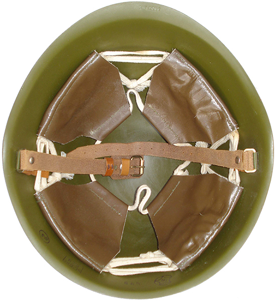 Coiffe de couleur brune, exemplaire de 1975.