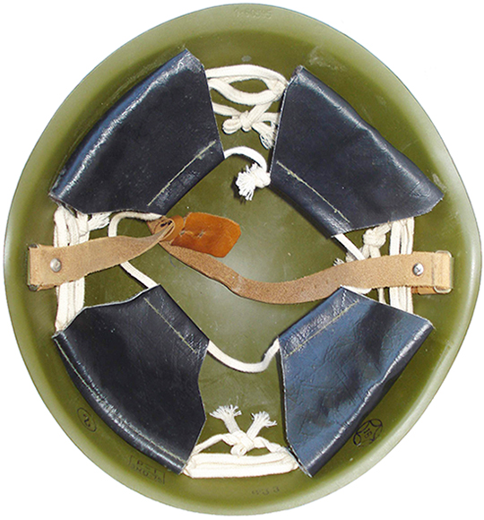 Coiffe de couleur noire, exemplaire de 1975.