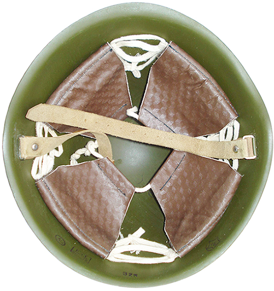 Coiffe de couleur brune, exemplaire de 1978.