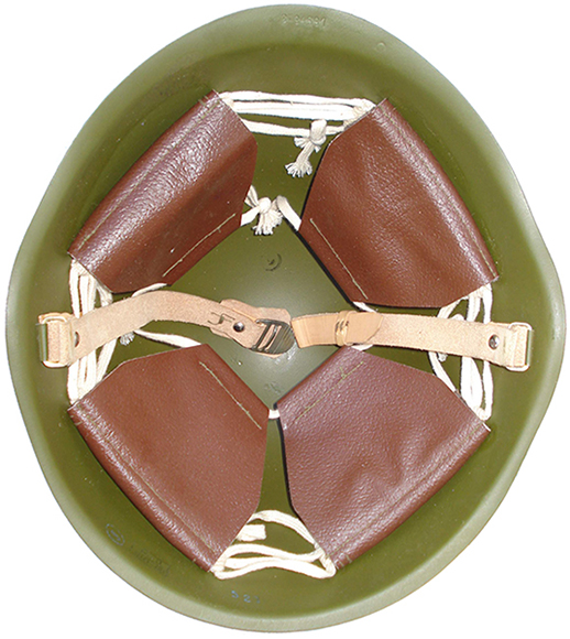 Coiffe de couleur brun/rouge, exemplaire de 1989.