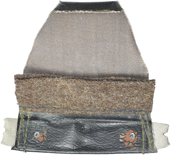 Revers patte de coiffe, passant de jonction en cuir.