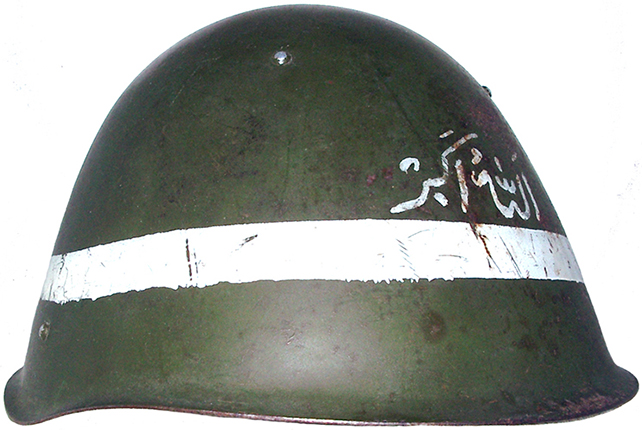 Casque utilisé par l'armée afghane, coiffe doublée de pages d'un vieux registre. Casque utilisé par l'armée afghane, coiffe doublée de pages d'un vieux registre.