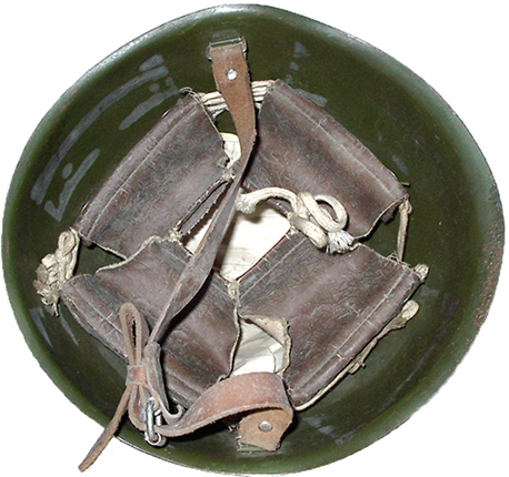 Casque utilisé par l'armée afghane, coiffe doublée de pages d'un vieux registre. Casque utilisé par l'armée afghane, coiffe doublée de pages d'un vieux registre.