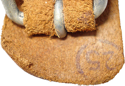 Patelette en cuir de protection et anneau de maintien de l'ex&eacute;cent de jugulaire.