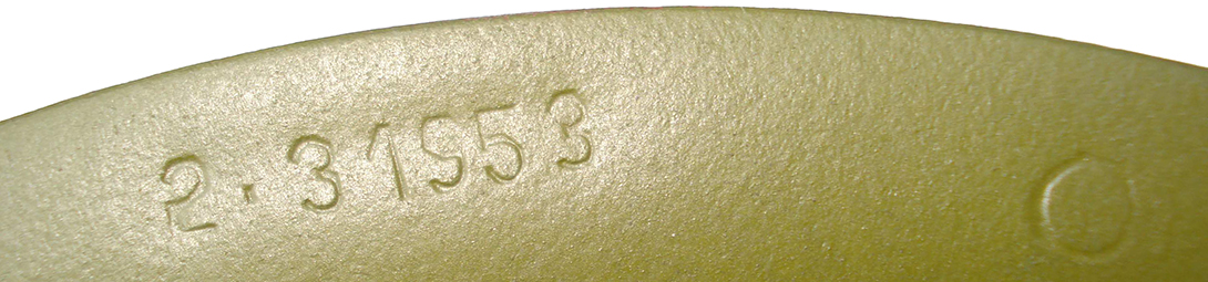Marquages appliqués sous la visière d'un exemplaire de 1987. Marquages appliqués sous la visière d'un exemplaire de 1987.