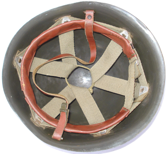 Coiffe avec bandeau à cuir brun.