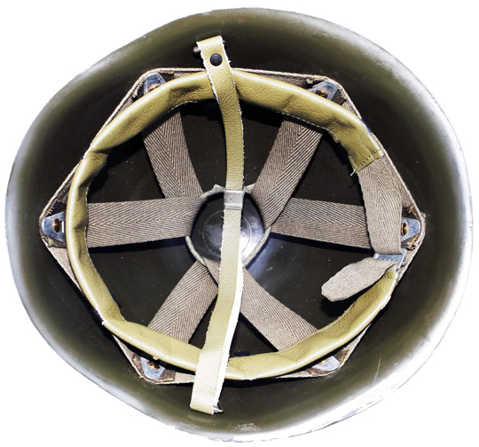 Coiffe avec bandeau à cuir vert.