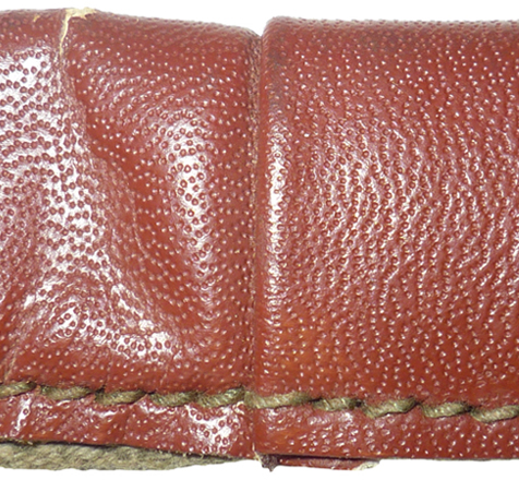 Détail jointure bande de cuir, couture dissimulée.