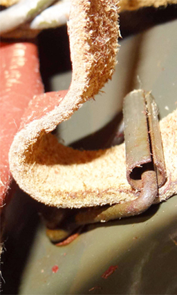 Dé triangulaire de fixation.