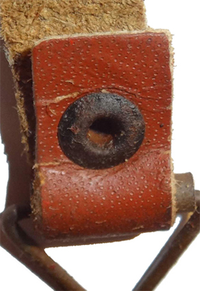 Dé triangulaire de fixation.