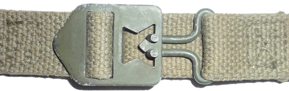 Détail fermeture de la jugulaire.