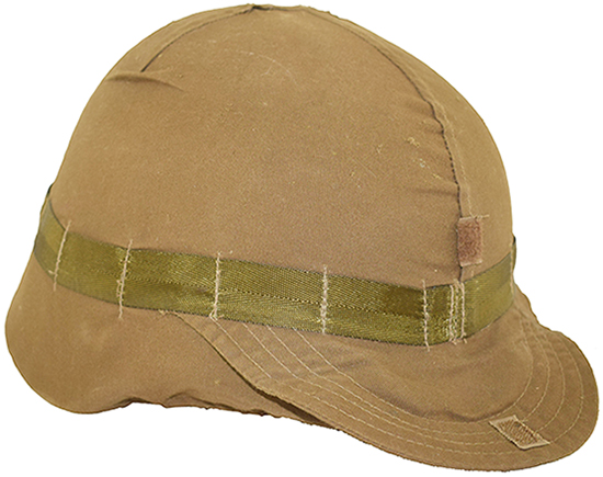 Avec visière dépliée. Avec visière dépliée.