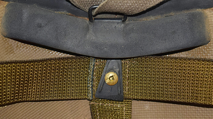 Tampon amortisseur rectangulaire collé sur le couvre-nuque. Tampon amortisseur rectangulaire collé sur le couvre-nuque.